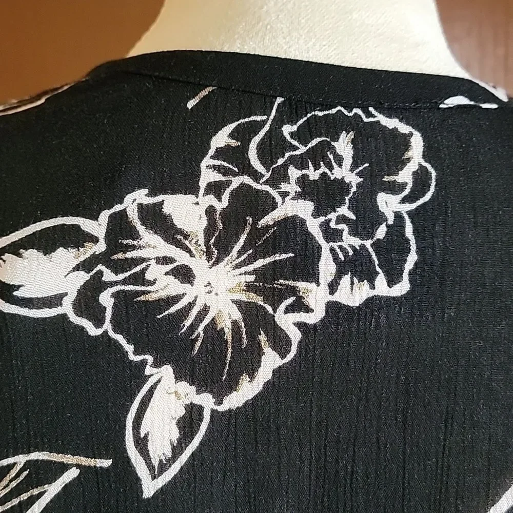 Free People-blk/iv/tan long sleeved print top with band around neck. S/M. NWT.